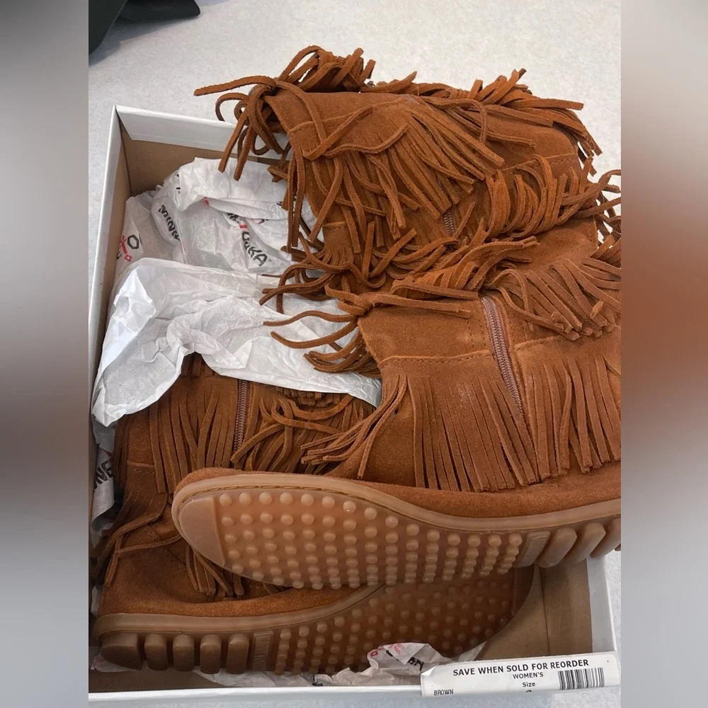 Minnetonka Women's Five-Layer Fringe Boots| Size 9 - Picture 6 of 9